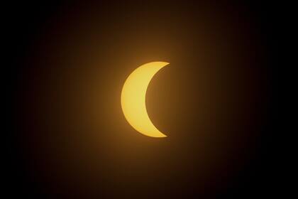 La Luna cubre parcialmente al Sol durante un eclipse solar total en Mazatlán, México, el lunes 8 de abril de 2024