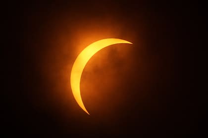 La Luna cubre parcialmente el sol durante el eclipse, según se observa desde Eagle Pass, en Texas
