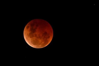 La “luna de sangre” emerge durante el eclipse total lunar