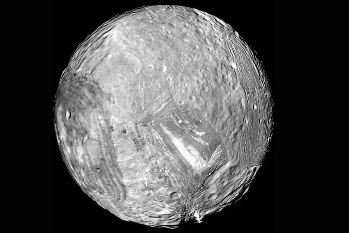 La luna de Urano, Miranda, se ve en esta imagen de la Voyager 2 el 24 de enero de 1986 (NASA/JPL-Caltech)