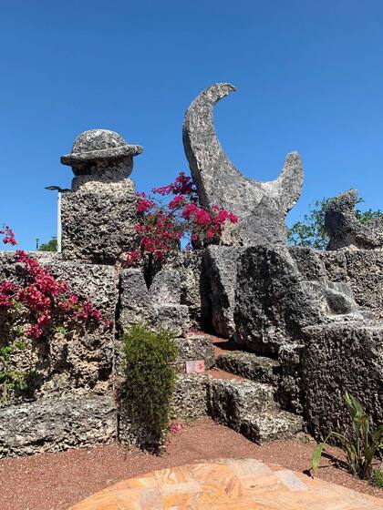 La Luna en cuarto creciente era la escultura con la que los visitantes más querían ser fotografiados. Delante de los "cuerpos celestes" se ven las sillas del área del trono (Crédito: BBC Mundo)