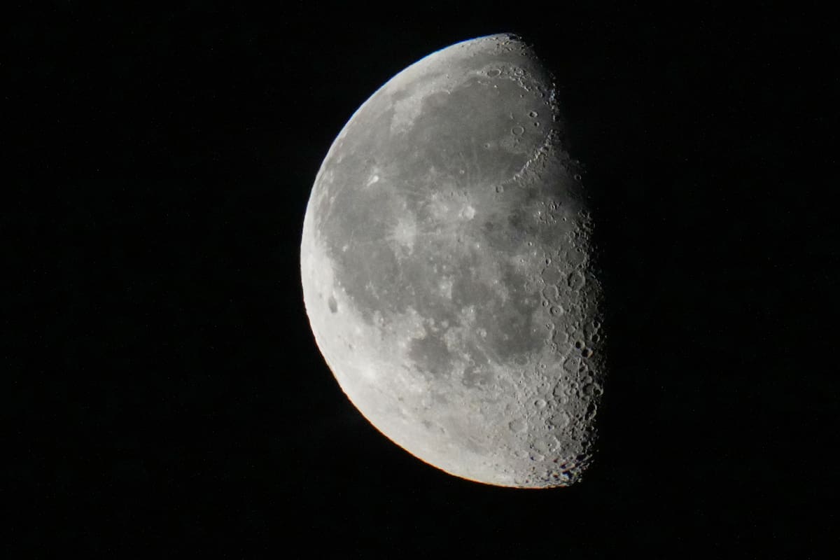 La Luna en cuarto menguante se observa en el cielo nocturno sobre Tallin, la capital de Estonia, el martes 4 de agosto de 2026. (Foto AP/Sergei Grits)