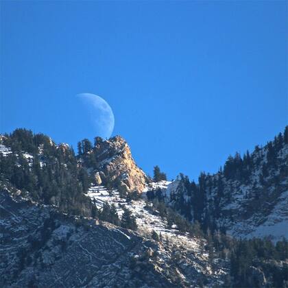 La Luna nueva se puede ver durante todo el día (NASA/Bill Dunford)