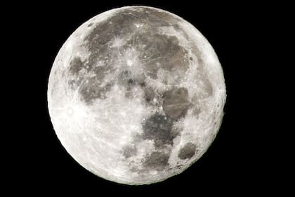 La Luna se aleja de la Tierra a razón de 3,8 cm por año.