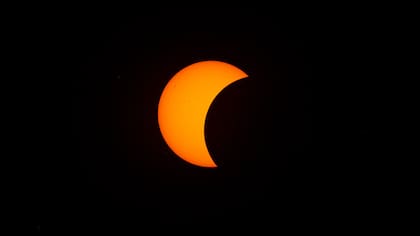 La Luna se observa pasando frente al Sol durante un eclipse solar desde San Millán de los Caballeros, España, el miércoles 12 de agosto