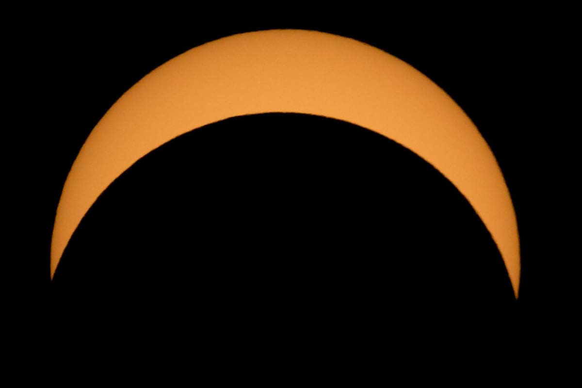 La Luna se ve pasar frente al Sol durante un eclipse solar desde el Lago Ross, en el Parque Nacional de las Cascadas del Norte, Washington (Foto: Gentileza NASA)