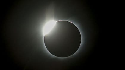 La luna tapó al Sol en su totalidad, provocando el tan ansiado eclipse