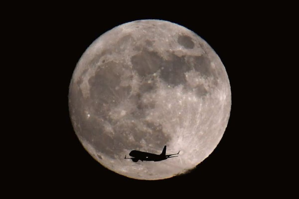 La Luna tiene un aroma con notas metálicas, carbonosas y sulfurosas, según la apreciación del aromista francés que recreó su perfume