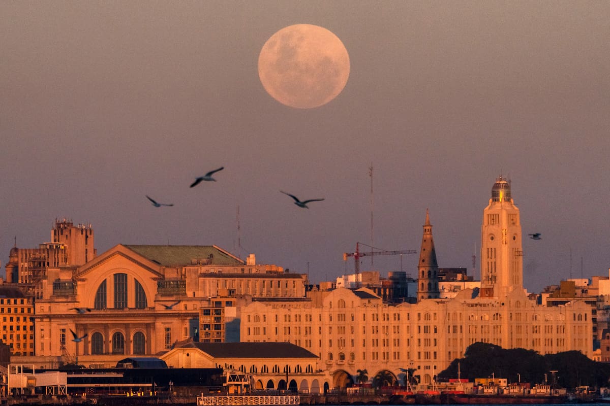 La Luna vista desde Montevideo, Uruguay