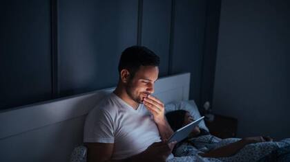 La luz artificial también atenta contra el buen dormir