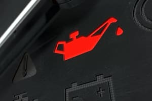 La luz de alerta de aceite en el tablero puede marcar un problema de fuga, suciedad en los filtros o falta de líquido