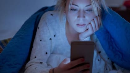 La luz de las pantallas pueden alterar los niveles de alerta mental y el ciclo del sueño