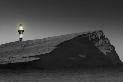 La luz del faro de Cabo Vírgenes, en la provincia de Santa Cruz, ilumina las aguas del oceáno Atlántico