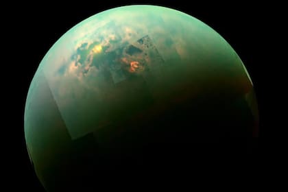 La luz del Sol se refleja en los mares del polo norte de Titán, en una imagen tomada por la sonda 'Cassini' de la NASA tomada en 2014