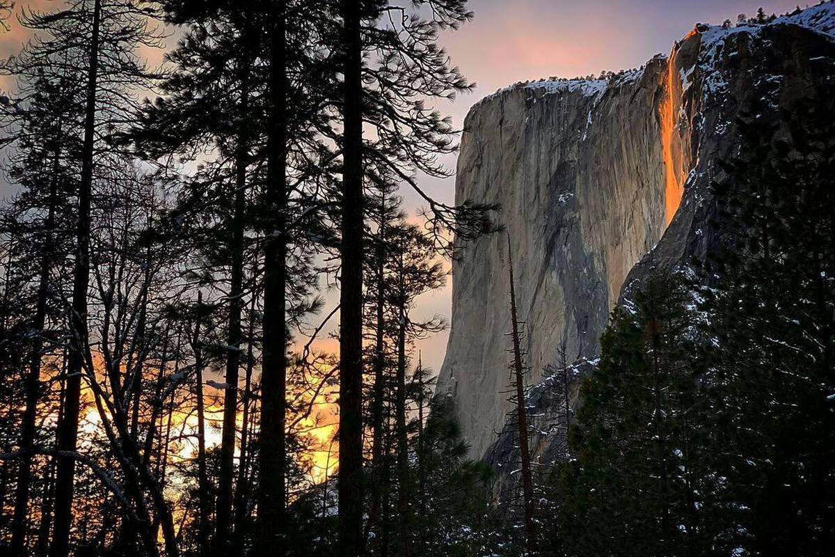 La luz ilumina al agua de una forma que hace que la cascada parezca hecha de fuego o lava.