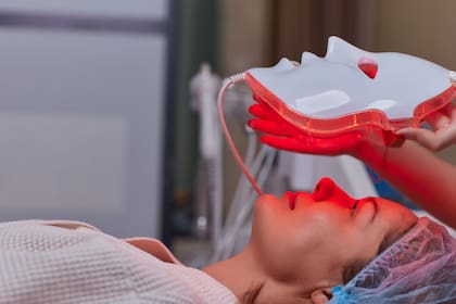 La luz infrarroja ayuda a la producción de colágeno, proteína clave para la firmeza y elasticidad