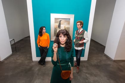 Maria Gainza, Anabella Bacigalupo y Esteban Feune de Colombi, los tres artífices de este cambio de forma para la exposición de Mariette Lydis en el Museo Sivori