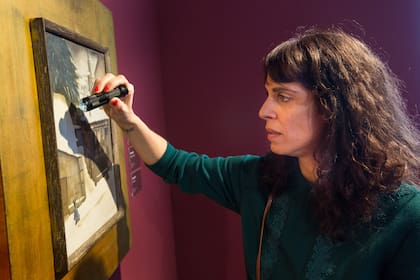Anabella Bacigalupo, la actriz que recorre la muestra de Lydis en versión 3D, ilumina los misterios de esta artista