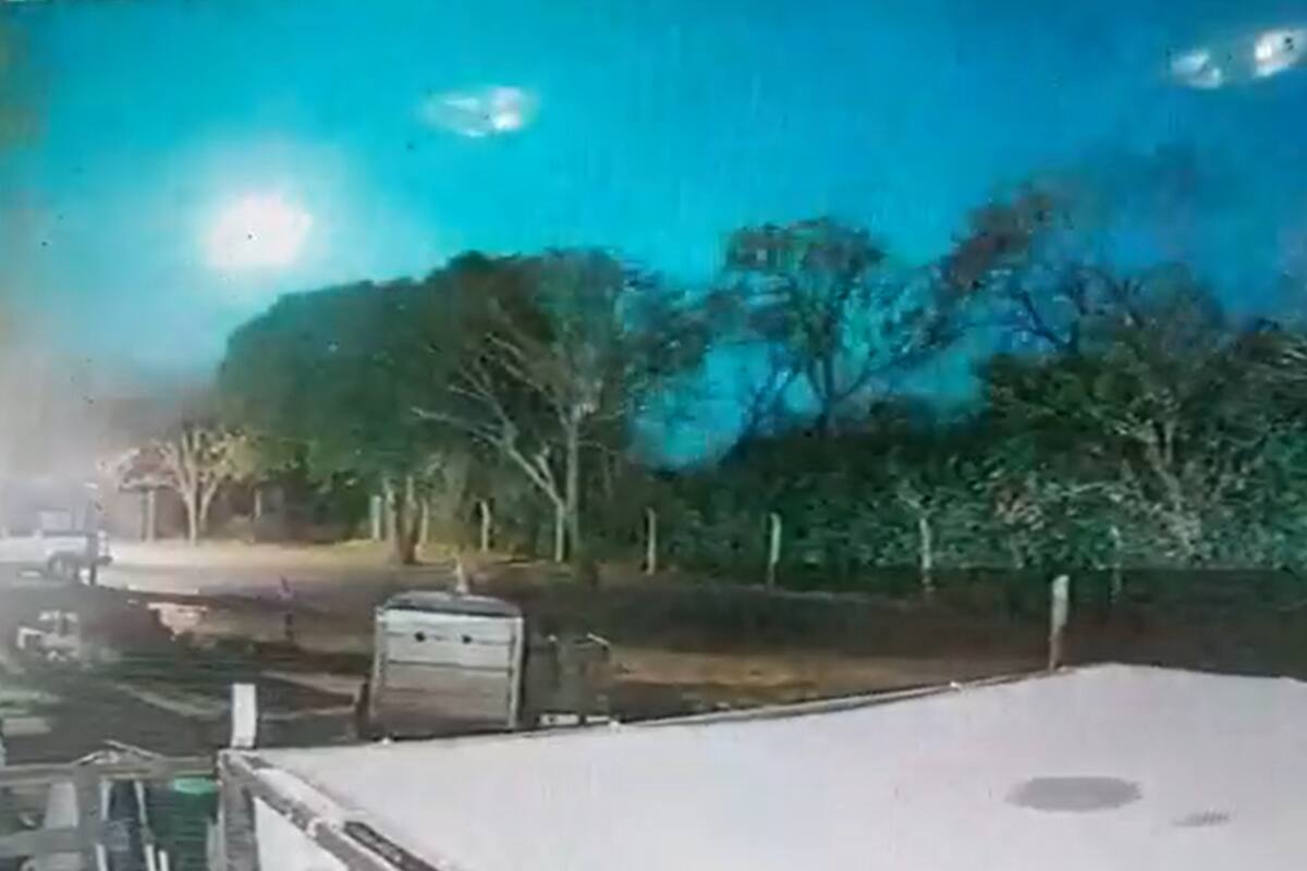 La luz verdosa iluminó diversas localidades de Córdoba (Captura video)