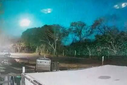 La luz verdosa iluminó diversas localidades de Córdoba (Captura video)