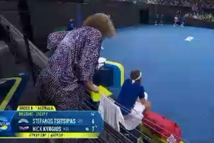 La maá de Tsitsipas reta a su hijo en pleno partido