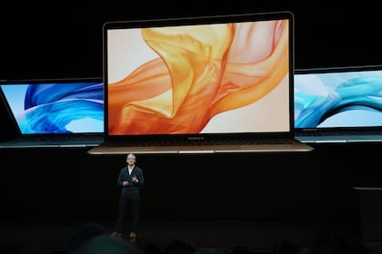 La MacBook Air en su versión 2018 tiene una pantalla Retina, chips Core i5 Y, entre 8 y 16 de RAM, y 128 GB de SSD de base