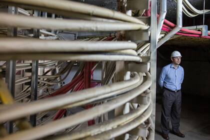 La madeja de cables de la subestación eléctrica Carlos Pellegrini.