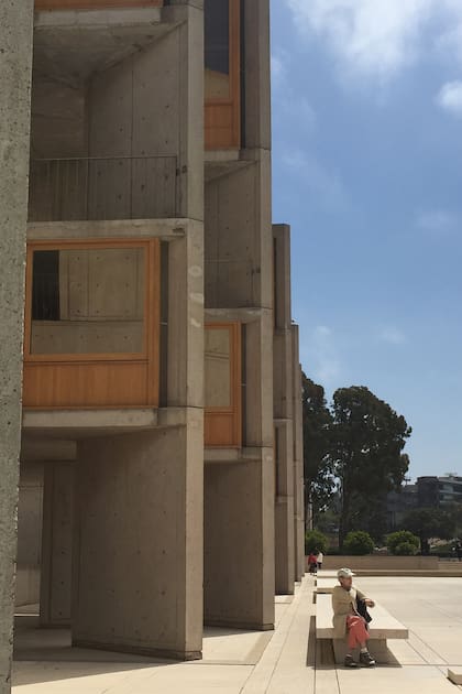 La madera aporta calidez a esta estructura en piedra que recorta contra el Océano Pacífico. Su forma asimétrica y el concreto de ambos edificios convive grácilmente con la plaza realizada por Barragán, todo parece una procesión que conduce hasta el mar.