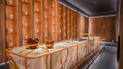 La madera, el mármol y el cobre aplicados remiten a la calidez del hogar, pero son contemporáneos en el mundo del diseño gastronómico