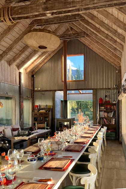 La madera, la piedra y una iluminación tenue crean un espacio contemporáneo que invita a relajarse, contemplar el entorno y disfrutar con calma.
