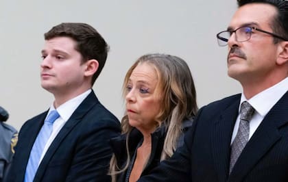 La madrastra de la víctima, Kimberly Sullivan, junto a sus abogados