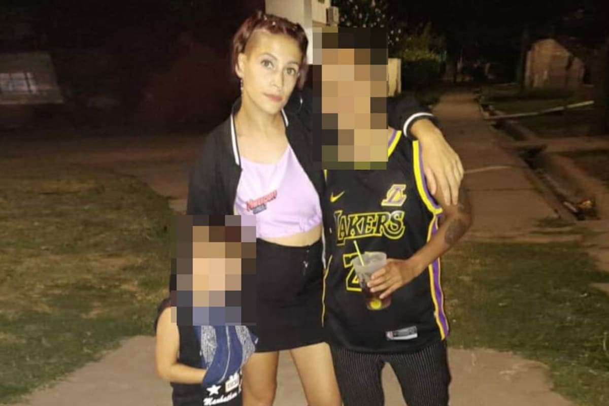 La madre biológica del niño fue acusada de homicidio.