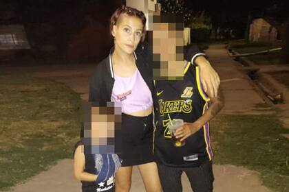 La madre biológica del niño fue acusada de homicidio.