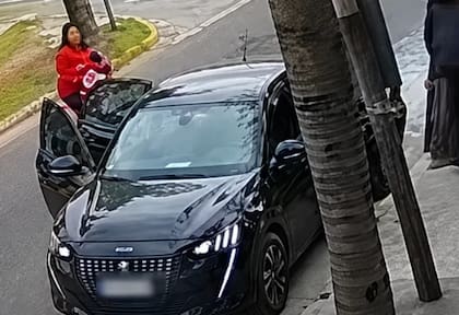 La madre con uno de los menores en brazos