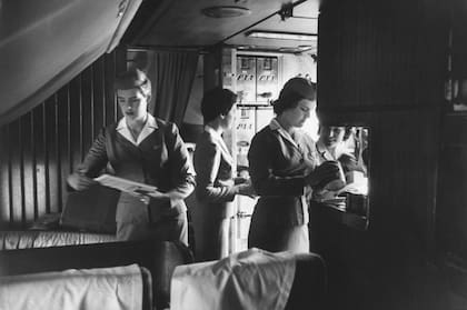 La madre de Alejo Nicolás Larocca (en la foto sosteniendo una revista) antes del embarque de pasajeros en un DC7 (1957)