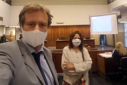 La madre de Anahí Benítez, Silvia Pérez, y su abogado, Guillermo Bernard Krizan