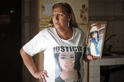 La madre de Araceli Fulles espera que tras el receso judicial por la cuarentena se reprograme el juicio por el femicidio de la chica ahorcada y enterrada en una casa de San Martín en 2017