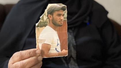 La madre de Bakr Saif, uno de los libaneses que se ha unido al Estado Islámico, sostiene su fotografía.