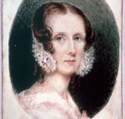La madre de Bell, Eliza Grace Symonds Bell, fue una pianista consumada que se fue quedando profundamente sorda. Por mucho tiempo, usó un tubo en el oído para conversar, y Bell aprendió un alfabeto manual para comunicarse con ella