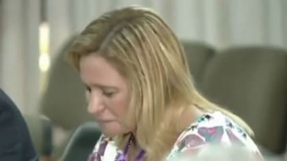 La madre de Candela llorando durante la sentencia