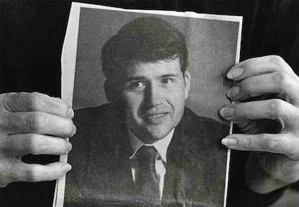 La madre de David Kirby, Kay, sostiene una fotografía de su hijo, antes de enfermarse de sida