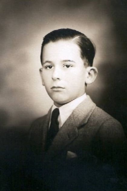 La madre de Enrique Shaw, Sara Tornquist, falleció cuando él tenía 4 años y su padre, Alejandro, vivía en viajes de negocios, de modo que el pequeño pasó una niñez solitaria