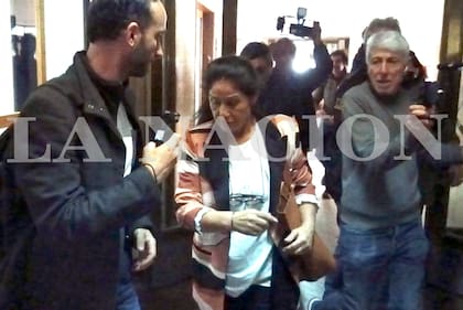 La madre de Fabiola Yañez, Miariam Verdugo, llega a los tribunales de Comodoro Py para declarar en la causa por violencia de género contra Alberto Fernández