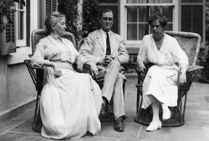 La madre de Franklin D. Roosevelt, Sara Delano Roosevelt, se opuso al divorcio entre su hijo y Eleanor cuando se descubrió el romance con Lucy Mercer. "El adulterio podía ocultarse, incluso tolerarse, pero el divorcio era una calamidad", dijo resumiendo el pensamiento social de la época.