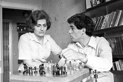 La madre de Garry Kasparov promovió su carrera como ajedrecista desde que era muy pequeño.