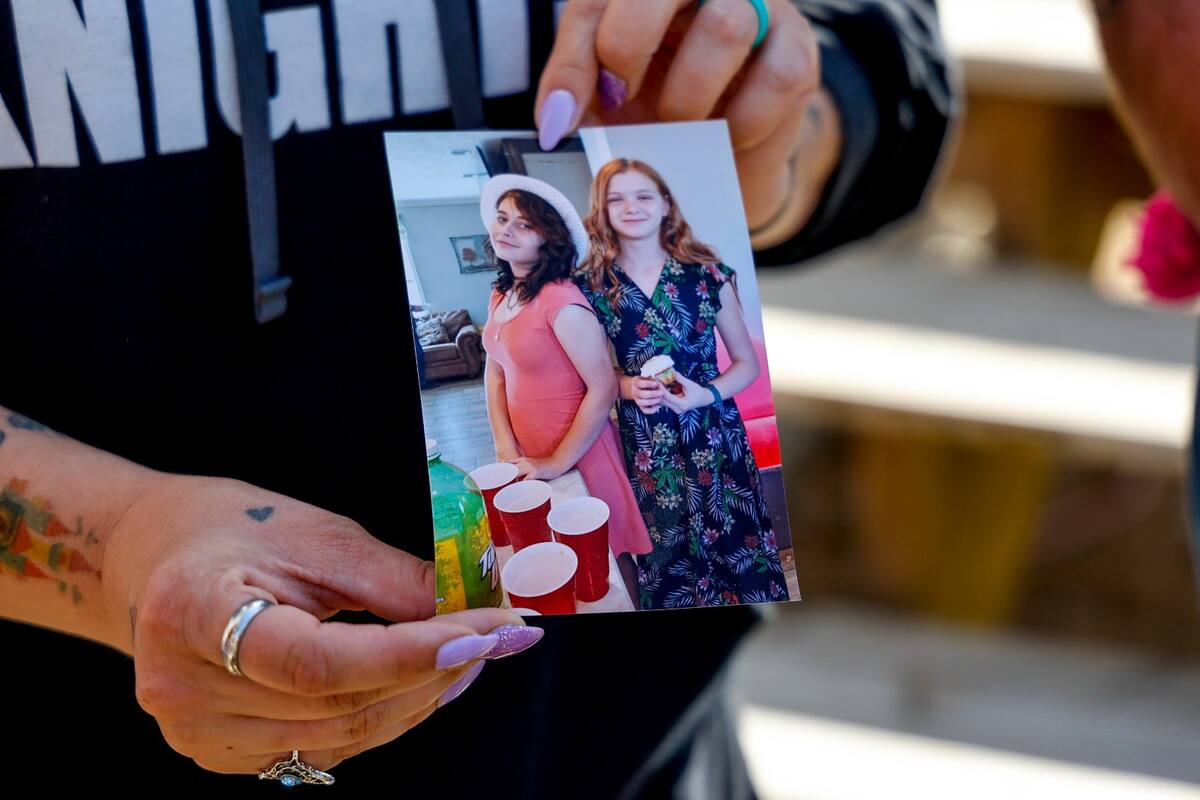 La madre de Ivy Webster sostiene una foto de su hija y de Brittany Brewer, asesinadas en Oklahoma