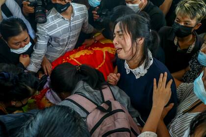 La madre de Khant Ngar Hein, quien murió durante protestas antigubernamentales, llora durante su funeral el 16 de marzo de 2021, en Rangún, Myanmar. (AP Foto, archivo)