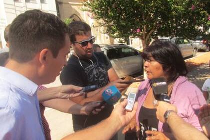 La madre de la chica de 14 años drogada y violada en un cumpleaños en Lobos en una marcha para pedir justicia