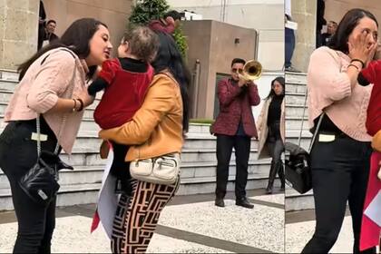 La madre de la joven esperó a las afueras del tribunal con su bebé en brazos.