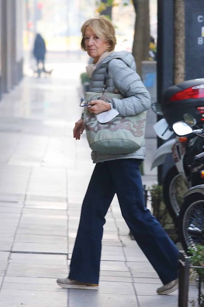 La madre de la Reina llegando a su departamento de la calle Austria.